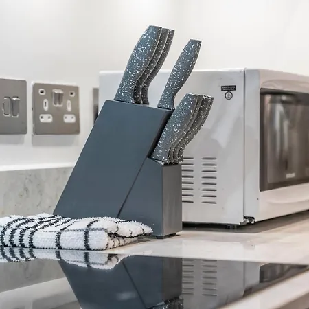 - - Balcony - Sleeps 6 شقة *