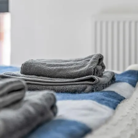 - - Balcony - Sleeps 6 דירה יורק