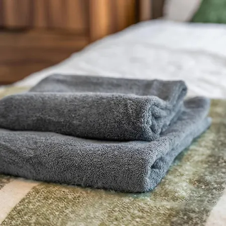 - - Balcony - Sleeps 6 شقة يورك