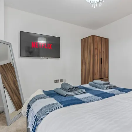 - - Balcony - Sleeps 6 Apartment *