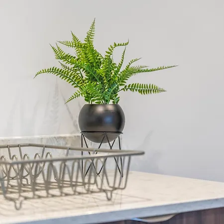 - - Balcony - Sleeps 6 شقة يورك