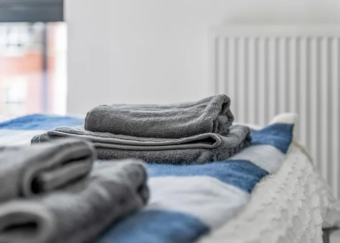 - - Balcony - Sleeps 6 דירה יורק