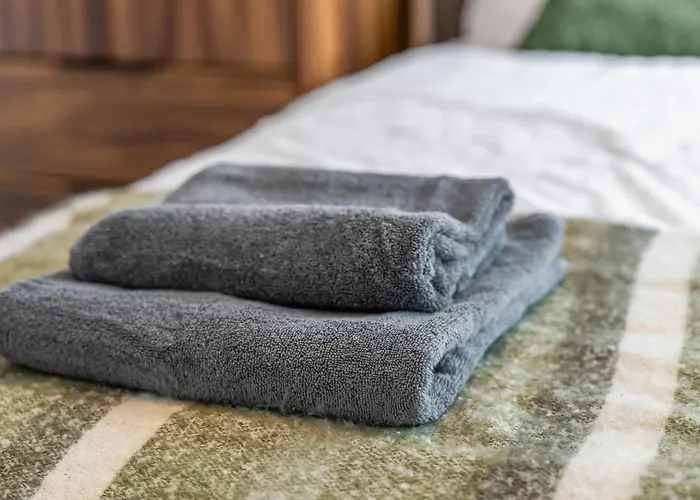 - - Balcony - Sleeps 6 דירה יורק