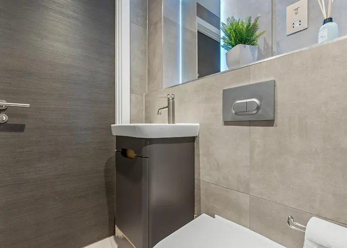 - - Balcony - Sleeps 6 *