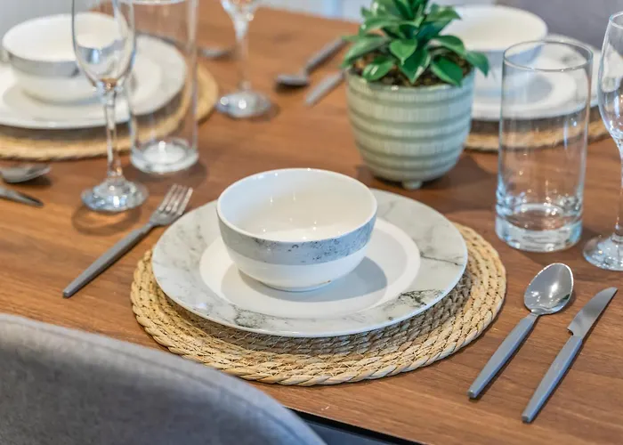 - - Balcony - Sleeps 6 דירה יורק