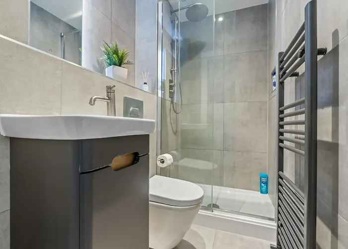 - - Balcony - Sleeps 6 דירה יורק