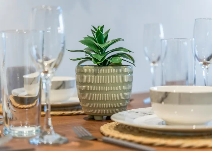 - - Balcony - Sleeps 6 * יורק