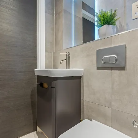 - - Balcony - Sleeps 6 *