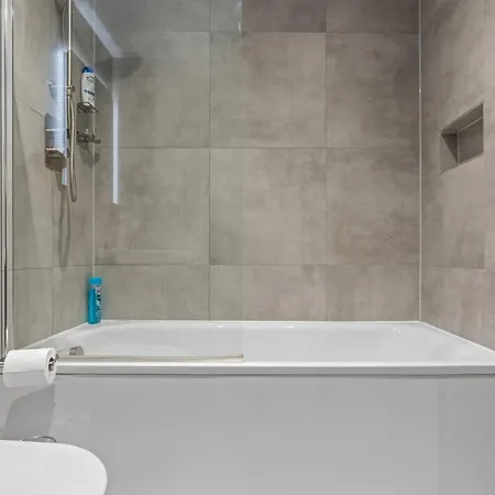 - - Balcony - Sleeps 6 Йорк